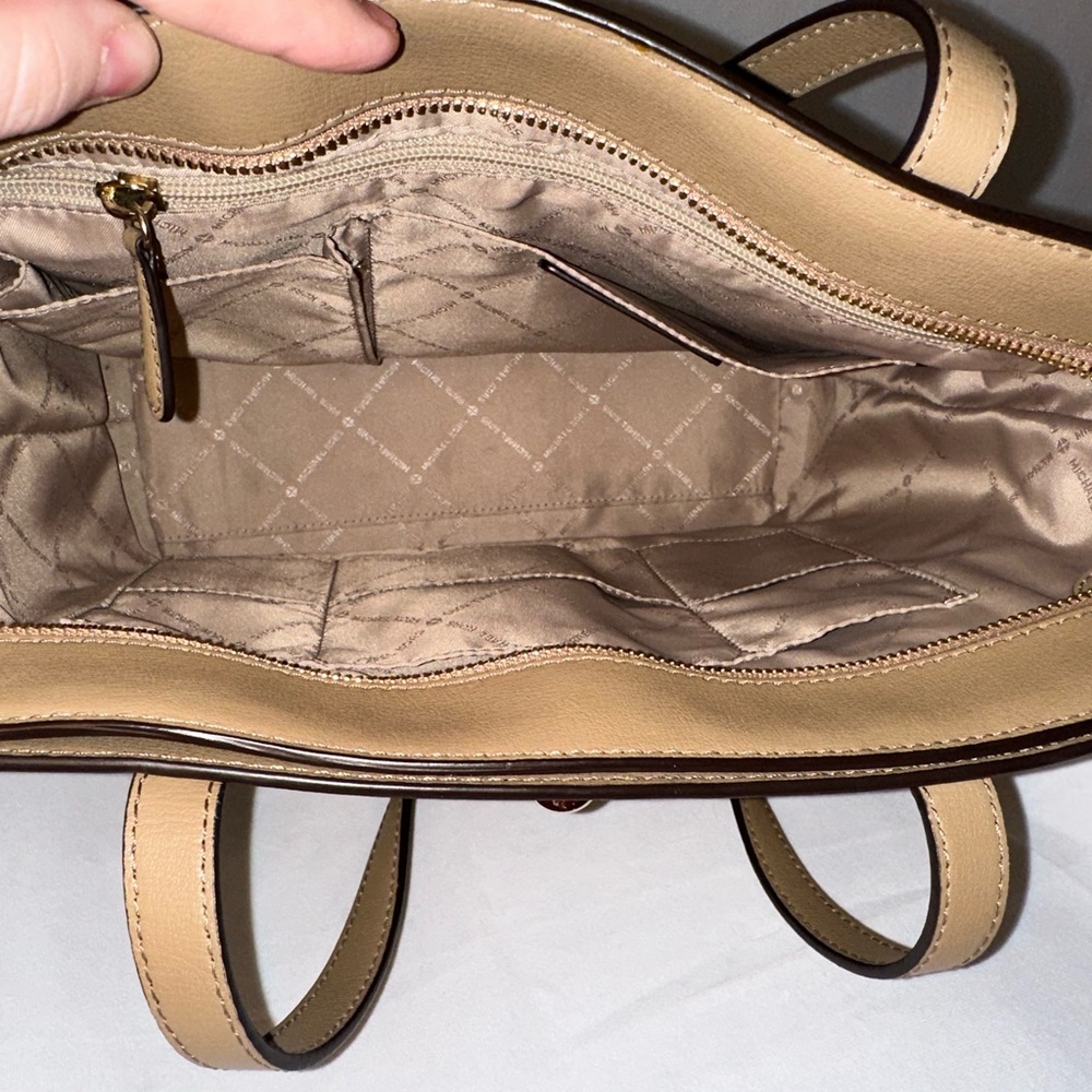 Micheal Kors- latch lock tote in acron - Picture 3 of 7